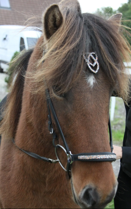 Laufi næserem med lyserøde og hvide sten