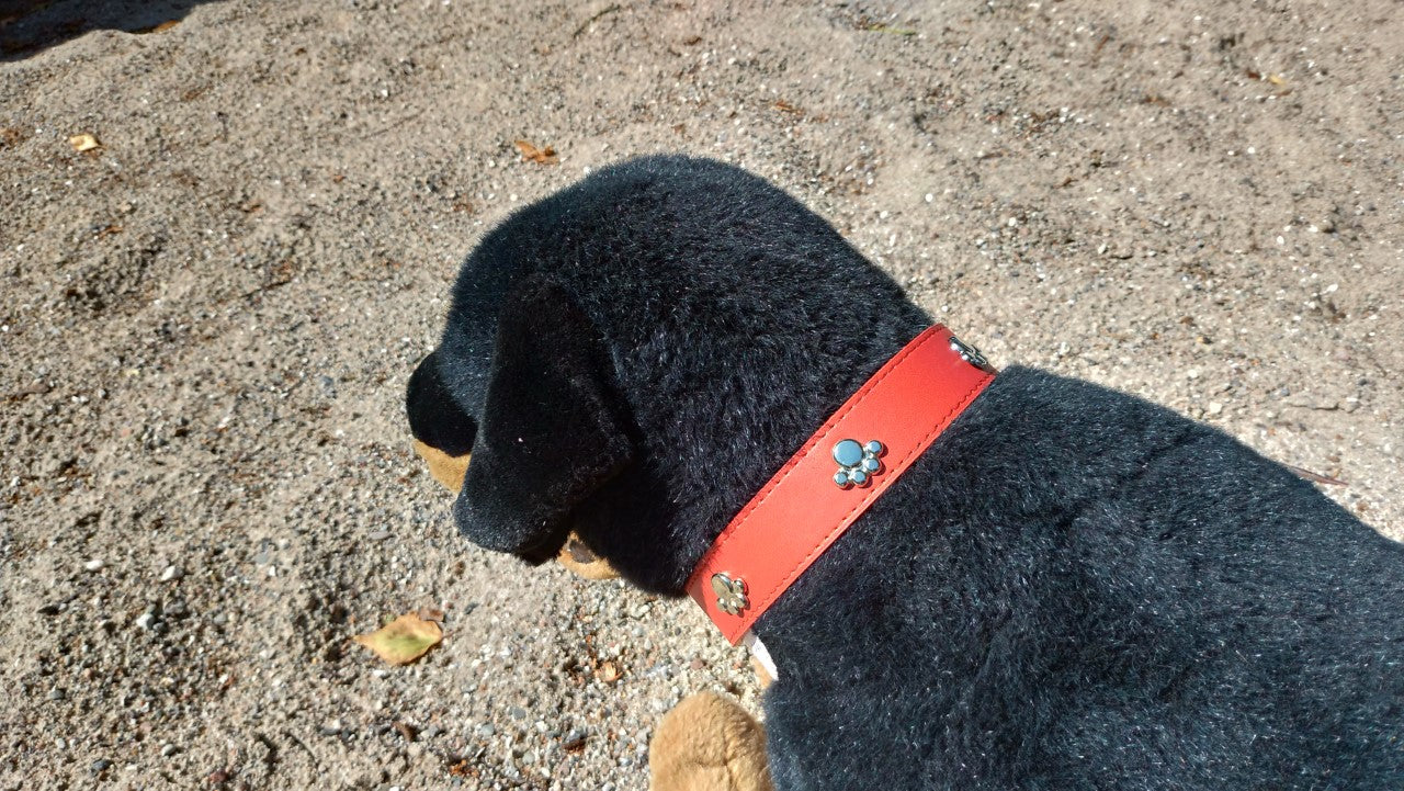 Halsbånd med poter i kunstlæder